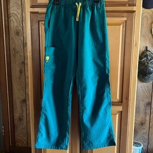 Spread good cheer green scrub pants. Size: small